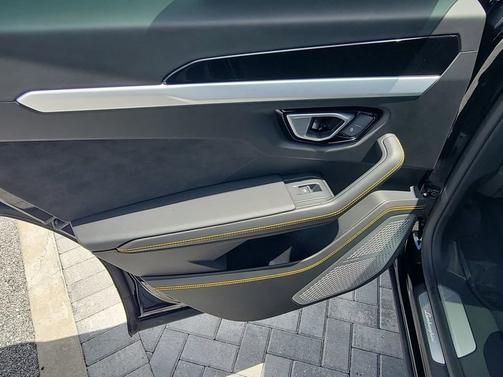 Used 2020 Lamborghini Urus image 22