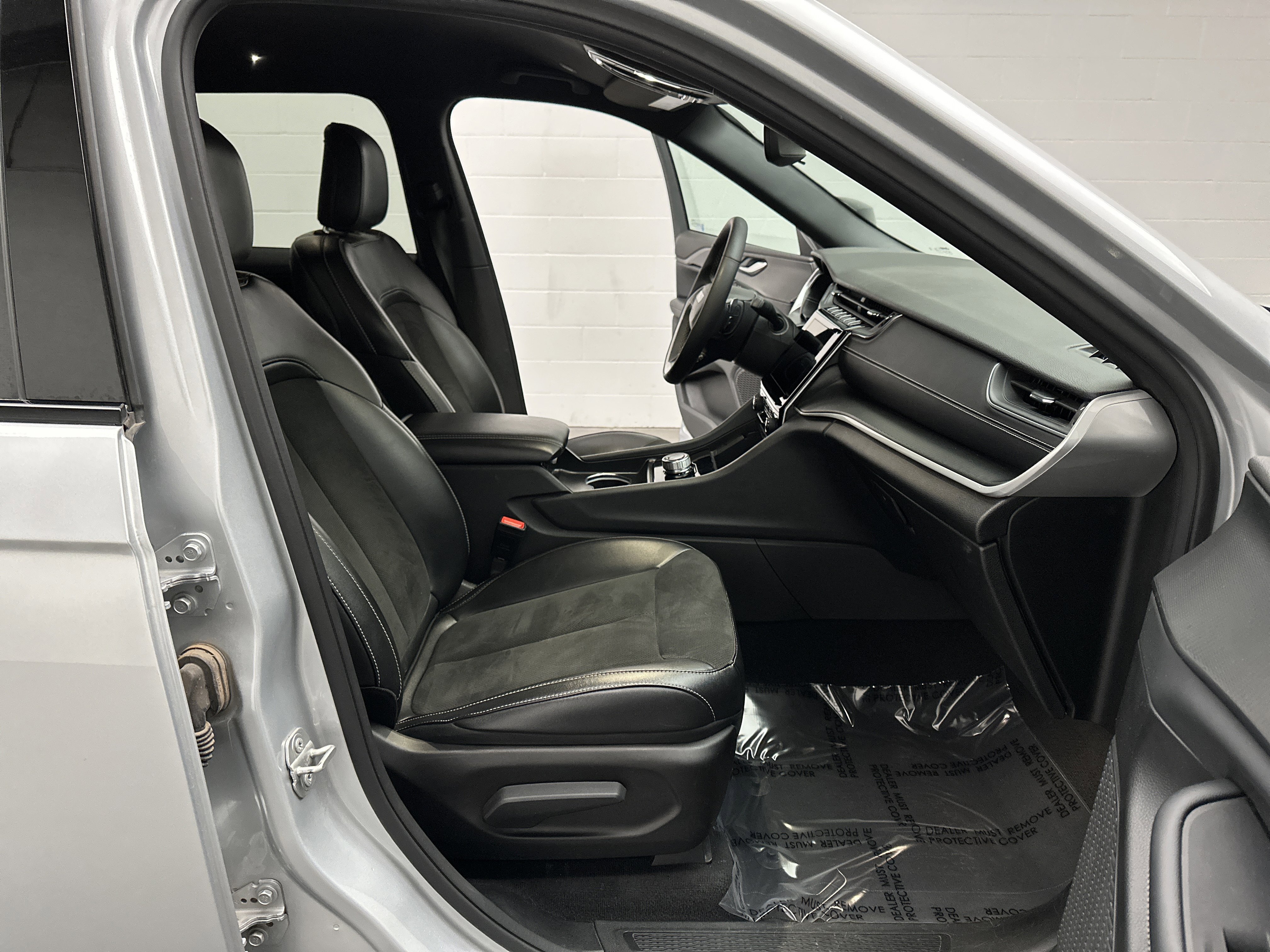 Used 2024 Jeep Grand Cherokee L Laredo image 24