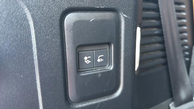 Used 2023 Land Rover Defender 130 SE image 17