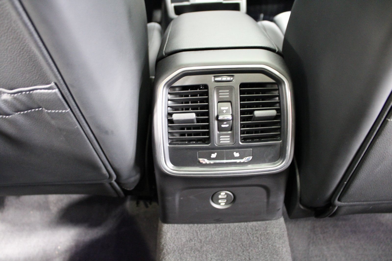 Certified 2025 Porsche Macan AWD/4WD image 35