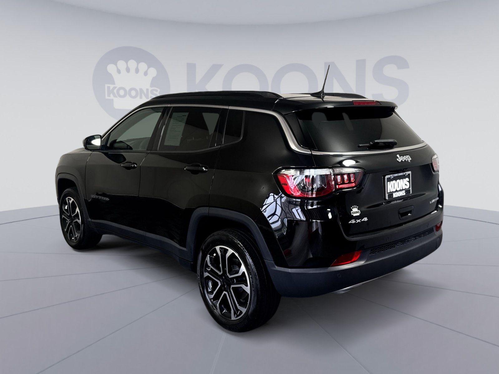 Used 2023 Jeep Compass Limited w/ Sun and Sound Group AWD/4WD image 4