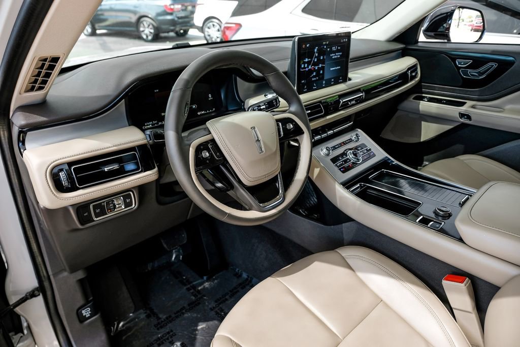 Used 2023 Lincoln Aviator AWD w/ Premium Package image 2
