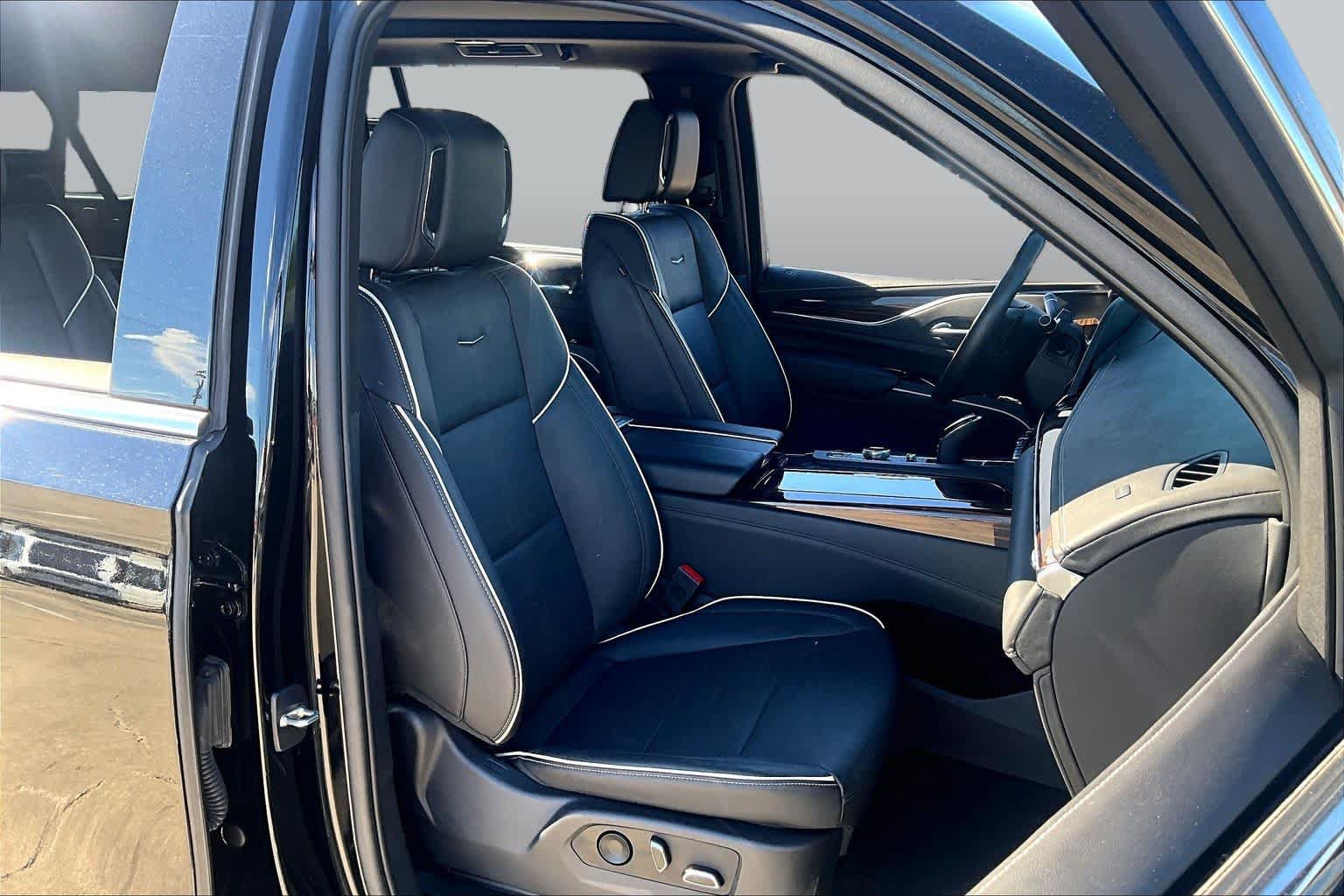 Used 2023 Cadillac Escalade ESV Premium Luxury RWD image 9