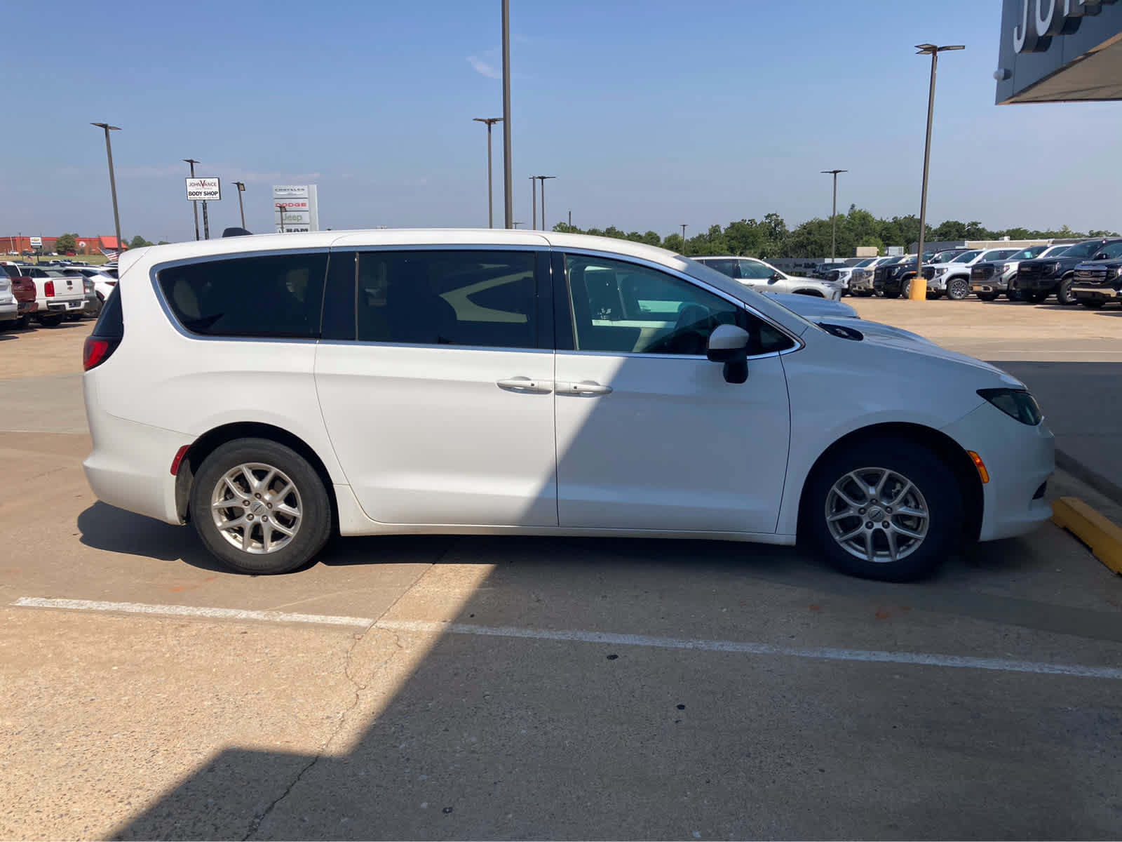 Used 2022 Chrysler Voyager LX FWD image 8