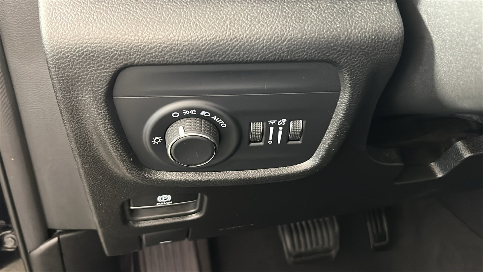 Used 2024 Jeep Grand Cherokee Laredo X AWD/4WD image 24