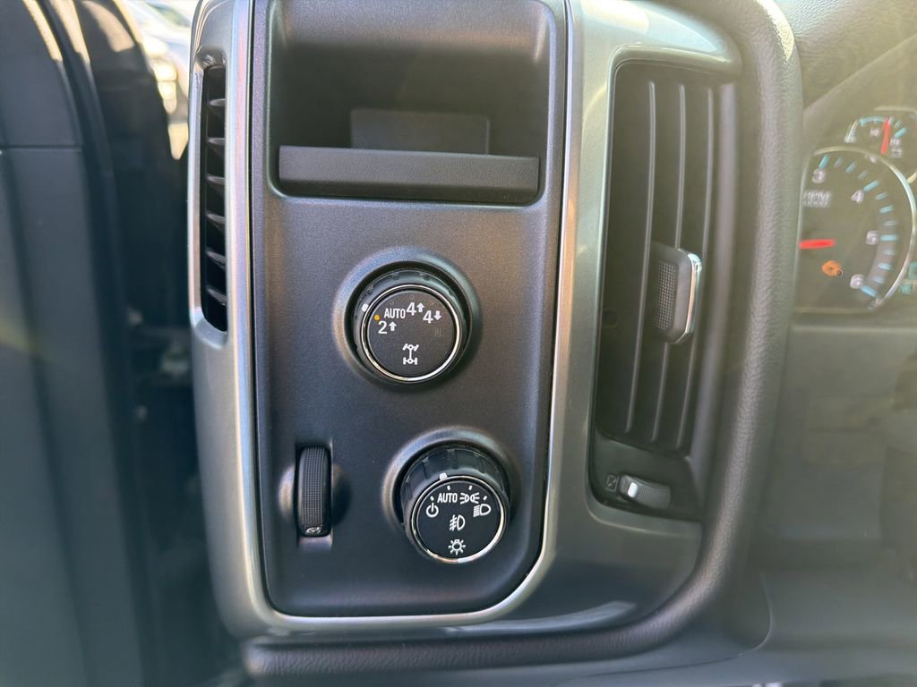 Used 2018 Chevrolet Silverado 1500 LT w/ All Star Edition AWD/4WD image 17