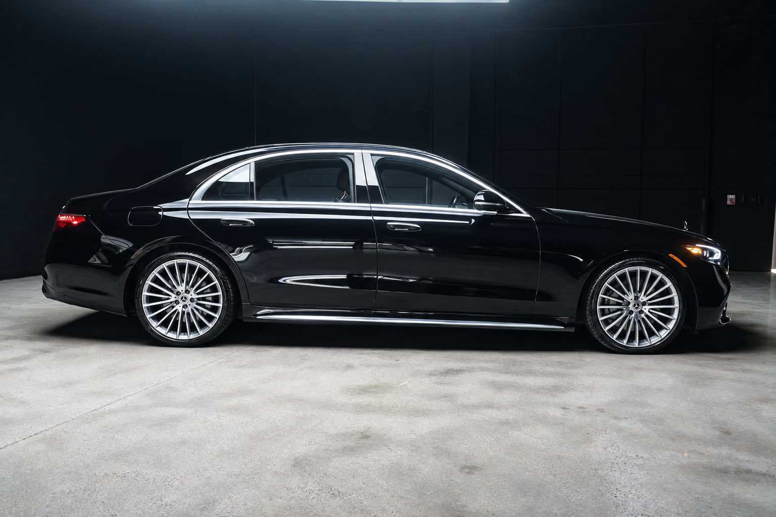 Used 2022 Mercedes-Benz S 500 4MATIC w/ AMG Line Package image 6