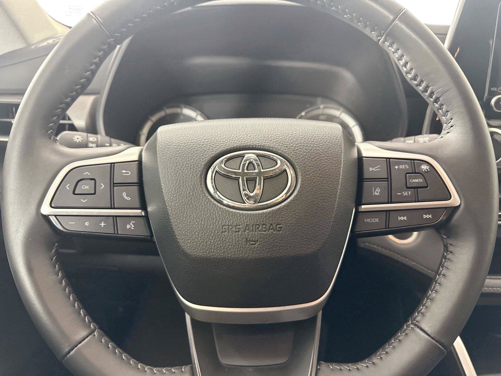 Used 2024 Toyota Highlander LE FWD image 16