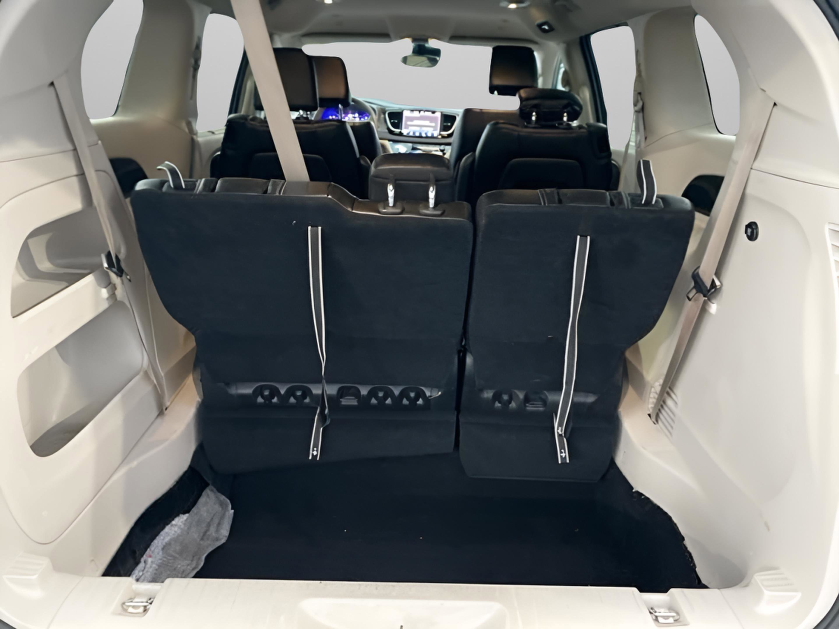 Used 2023 Chrysler Pacifica Touring-L image 34