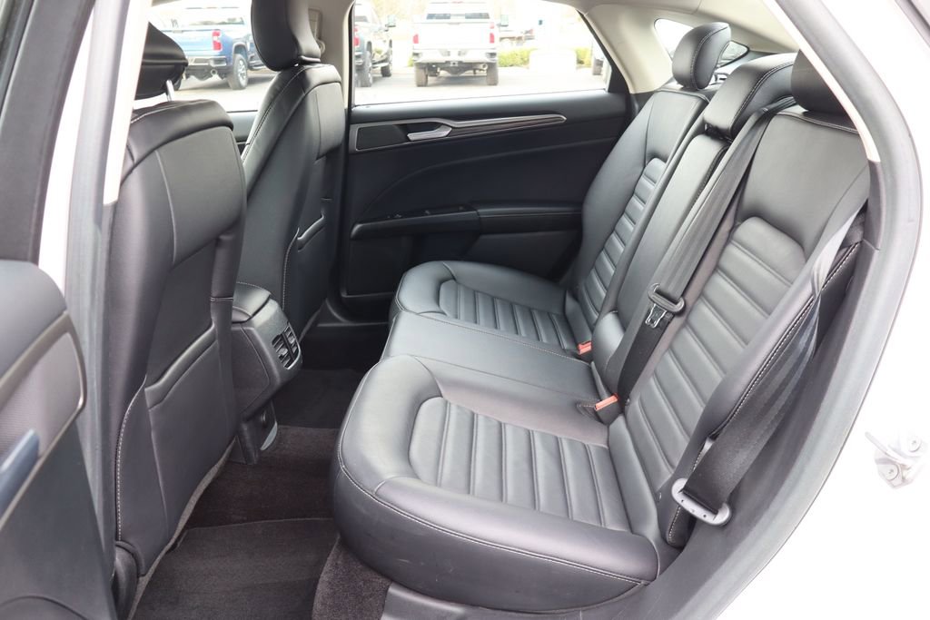 Used 2017 Ford Fusion SE w/ Fusion SE Technology Package image 19