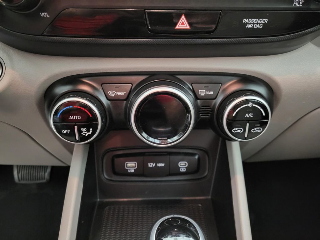 Used 2025 Hyundai Venue SEL image 31