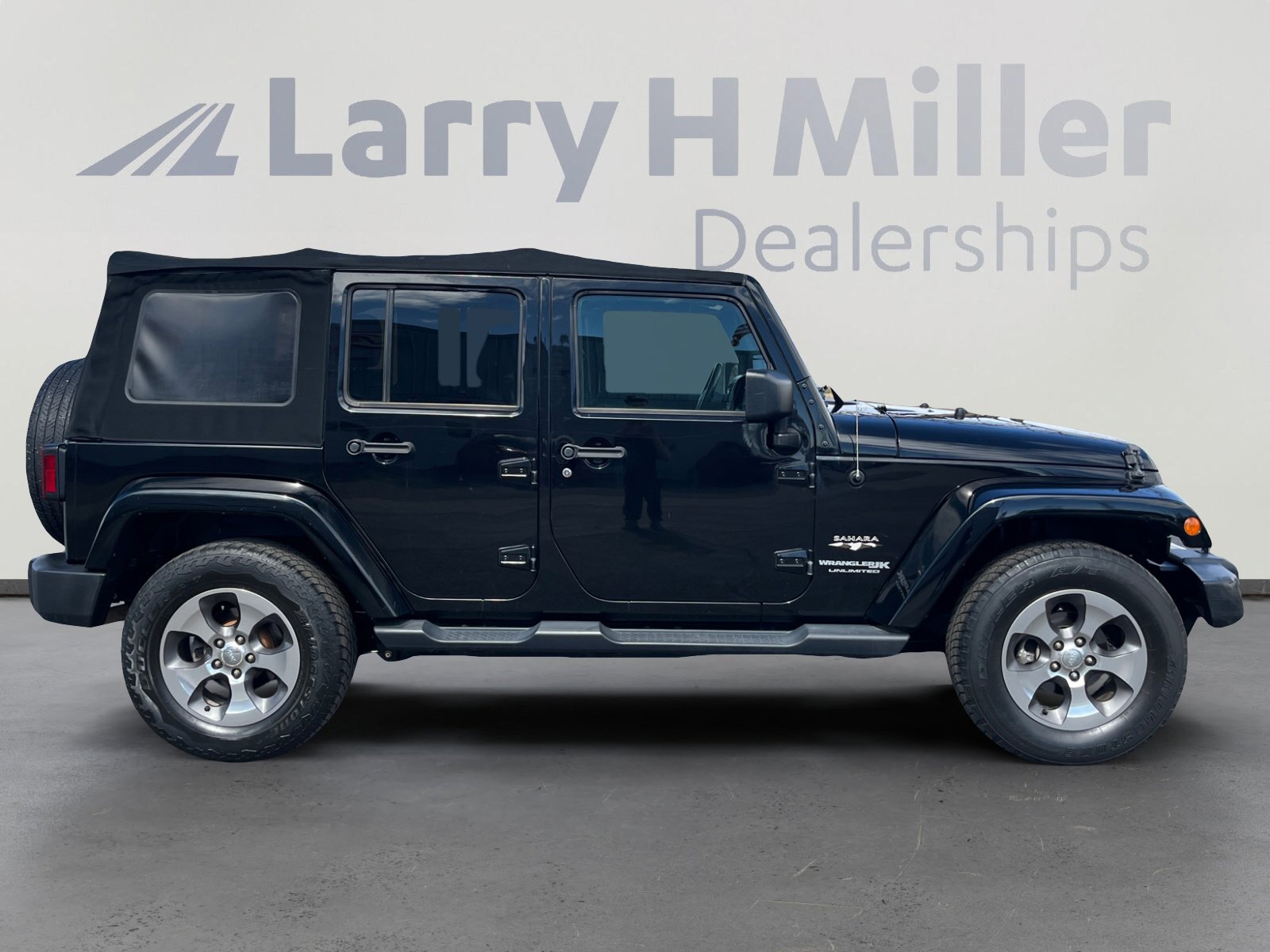 Used 2018 Jeep Wrangler Unlimited Sahara w/ Connectivity Group image 6