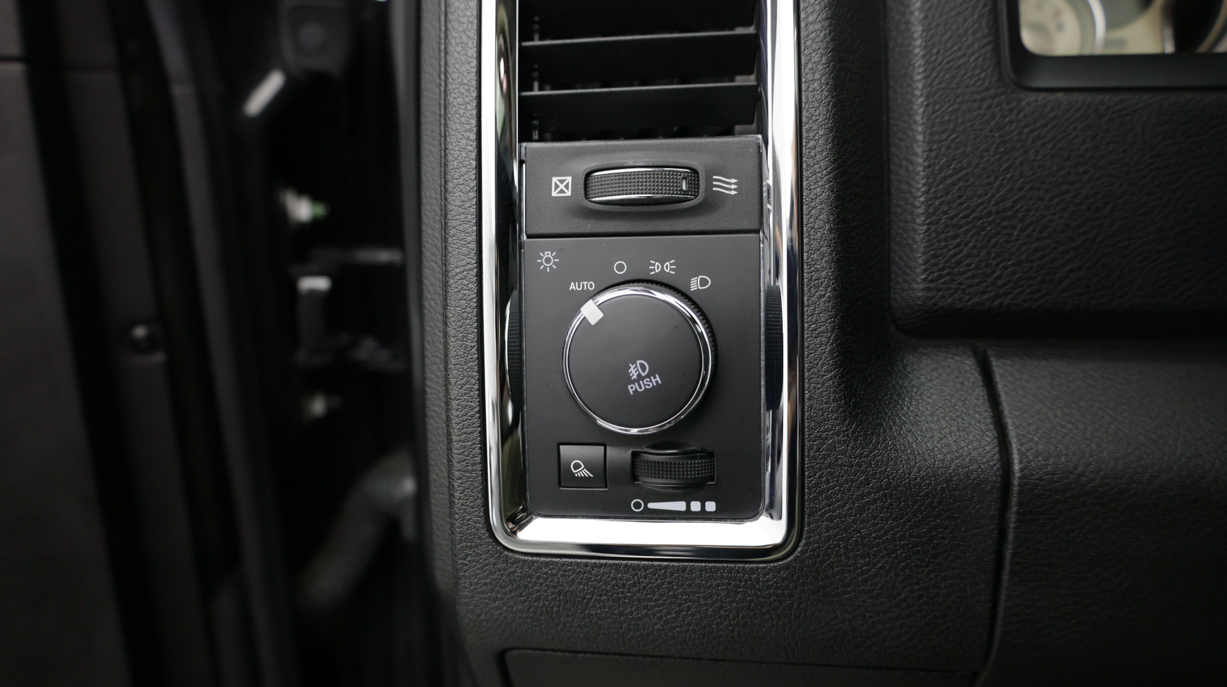 Used 2018 RAM 2500 Longhorn AWD/4WD image 18