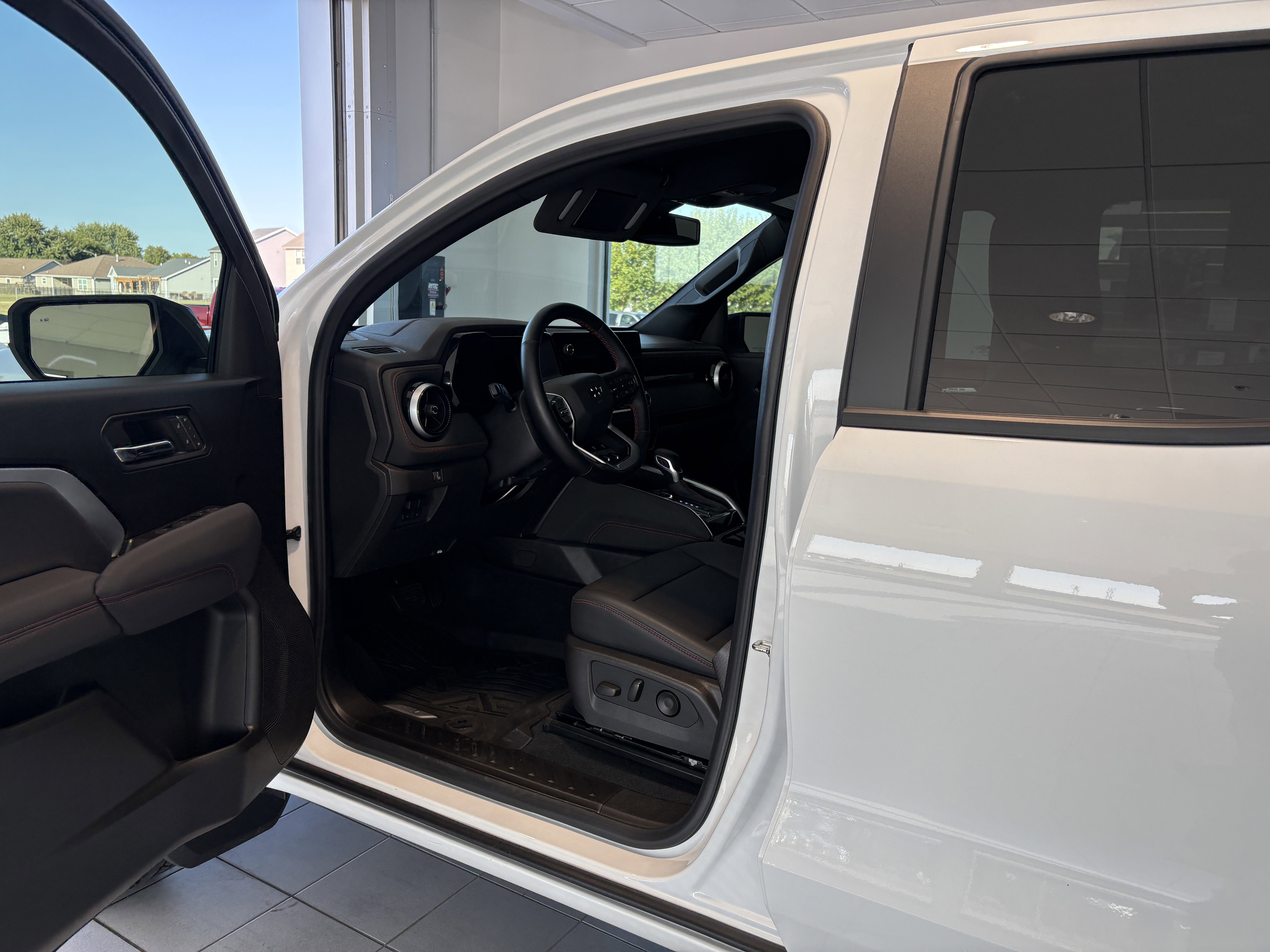 Used 2024 Chevrolet Colorado Z71 w/ Z71 Convenience Package 2 image 9