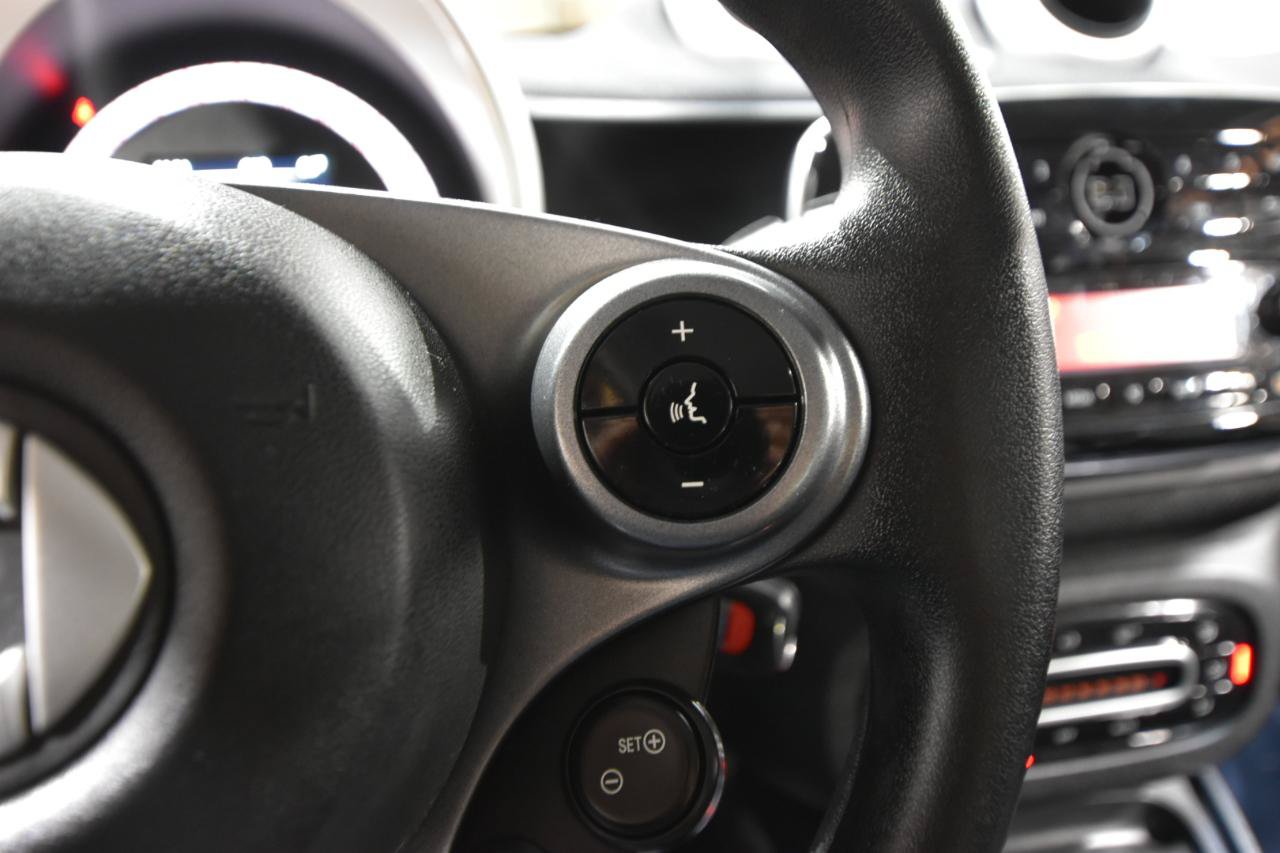 Used 2016 smart fortwo pure RWD image 11