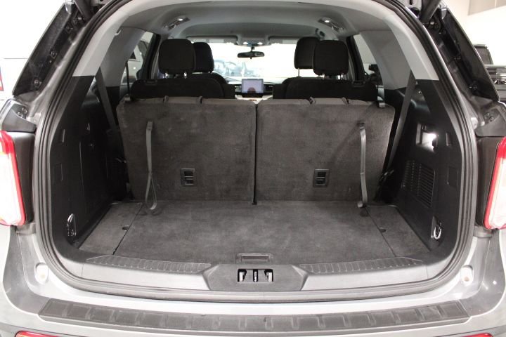 Used 2023 Ford Explorer XLT image 12