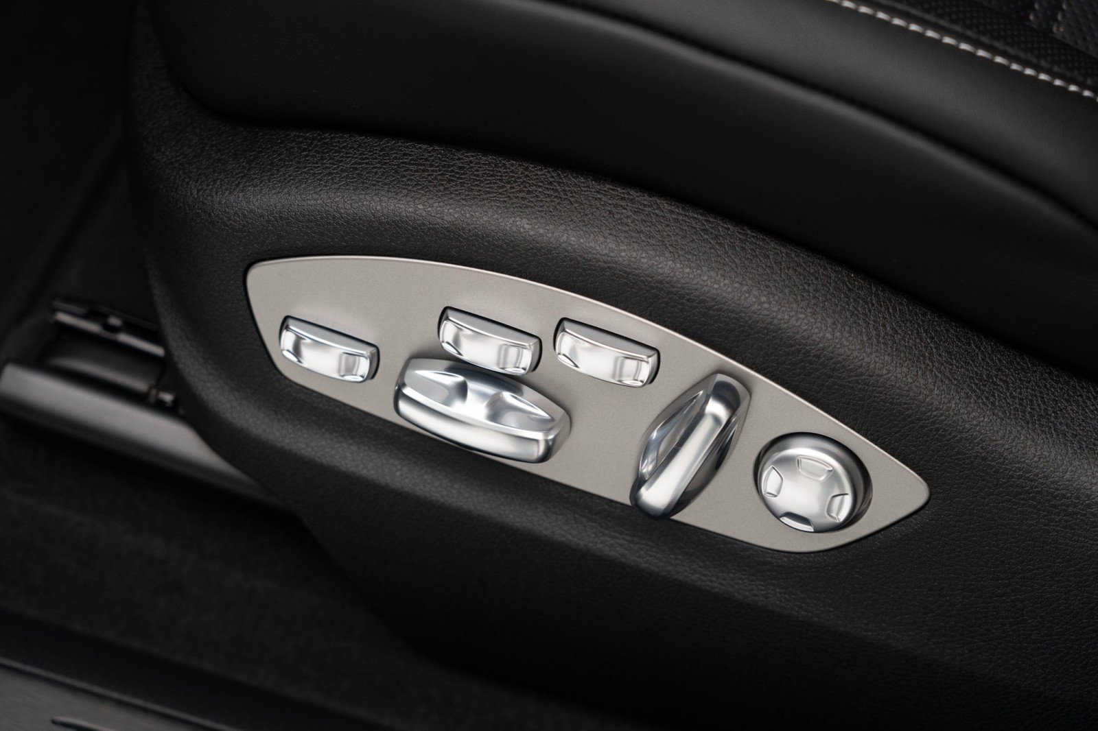 New 2025 Porsche Macan Turbo image 15