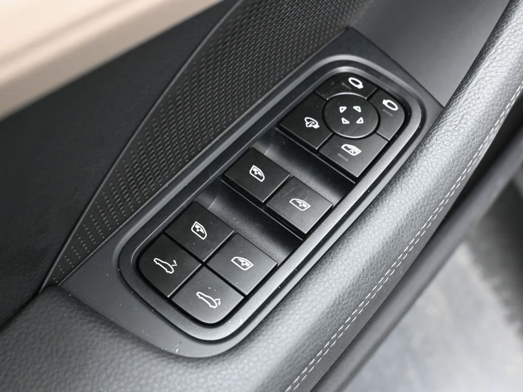 Used 2025 Porsche Panamera RWD image 9