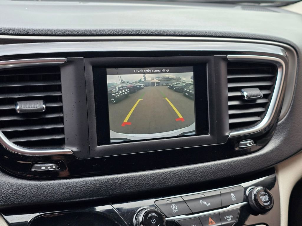Used 2020 Chrysler Pacifica Touring-L FWD image 26