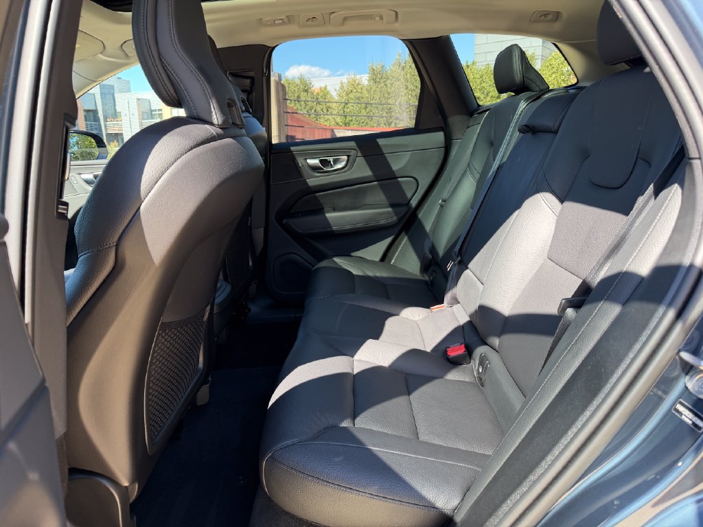 Certified 2025 Volvo XC60 B5 Plus w/ Protection Package Premier AWD/4WD image 27