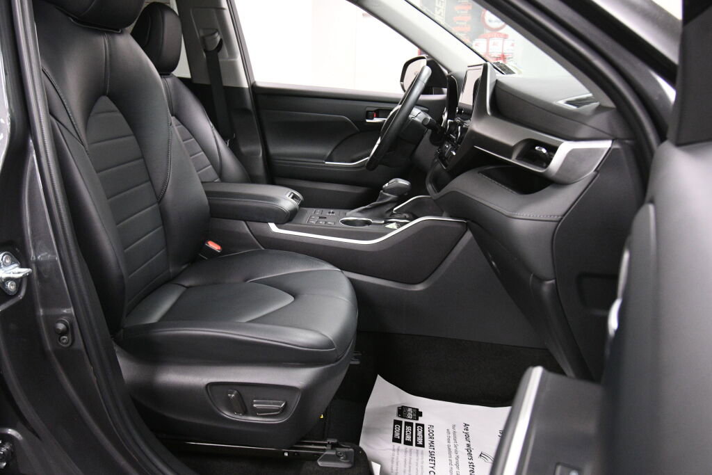 Used 2023 Toyota Highlander XLE image 32
