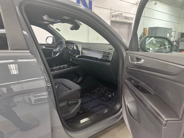 Used 2024 Volkswagen Atlas Cross Sport SE w/ Black Wheel Package AWD/4WD image 12