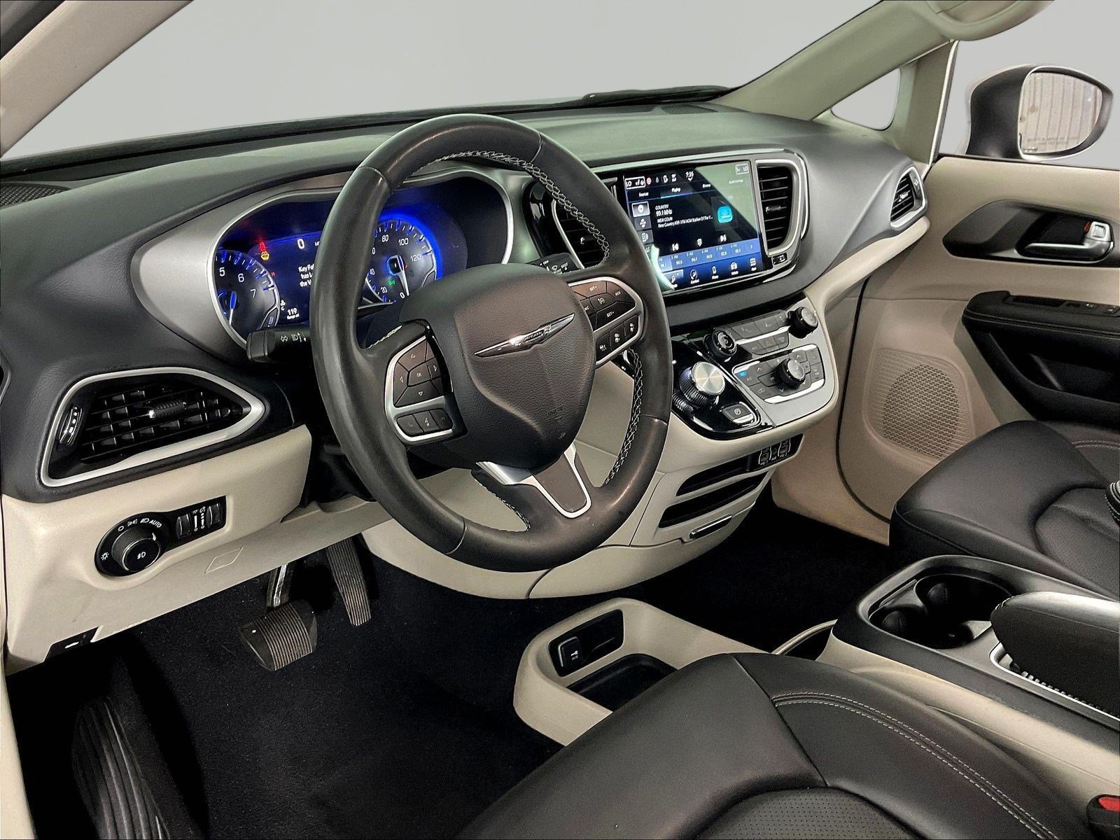 Used 2023 Chrysler Pacifica Touring-L FWD image 17
