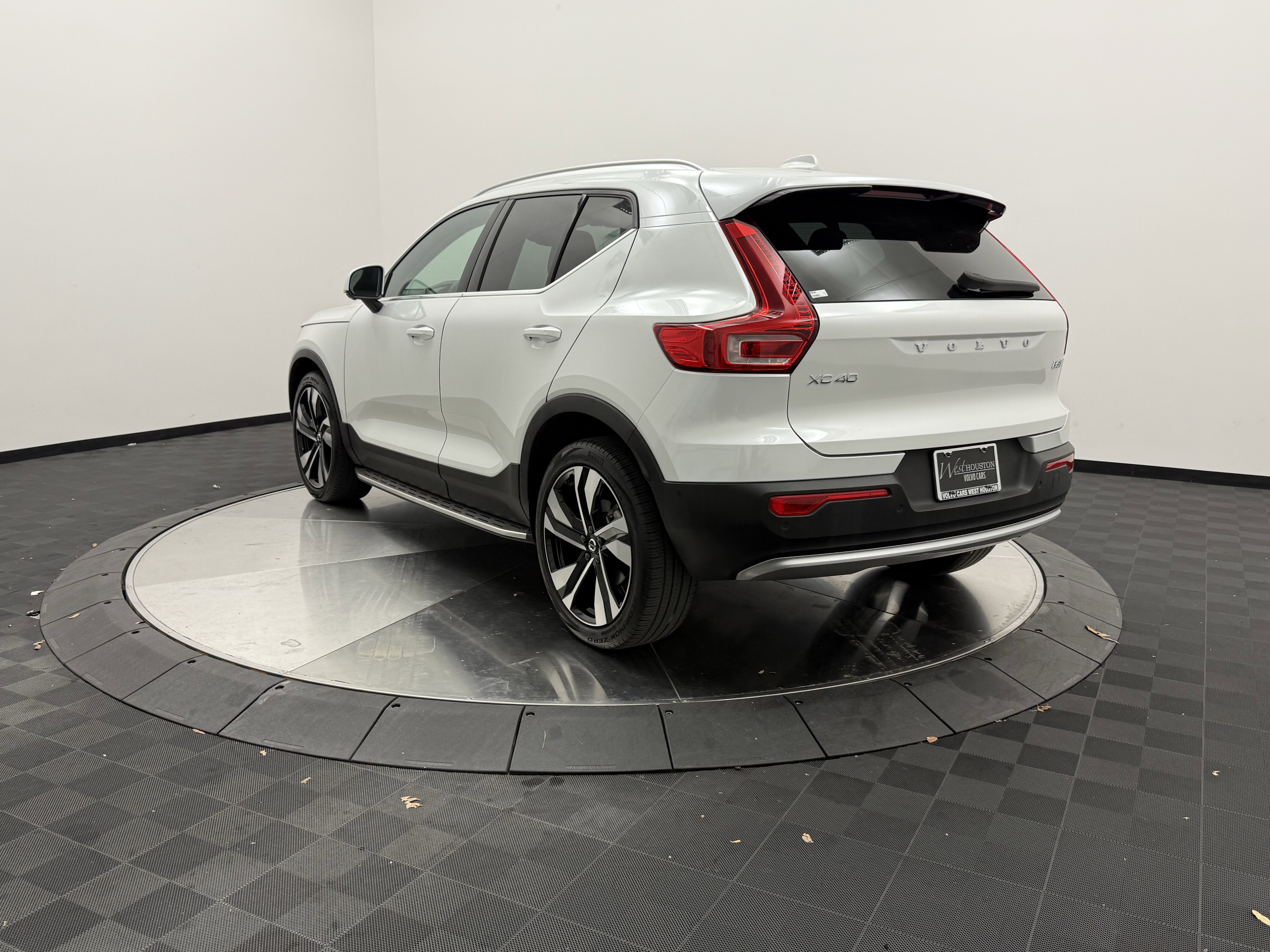 Certified 2023 Volvo XC40 B5 Plus w/ Driver Assist Package image 5