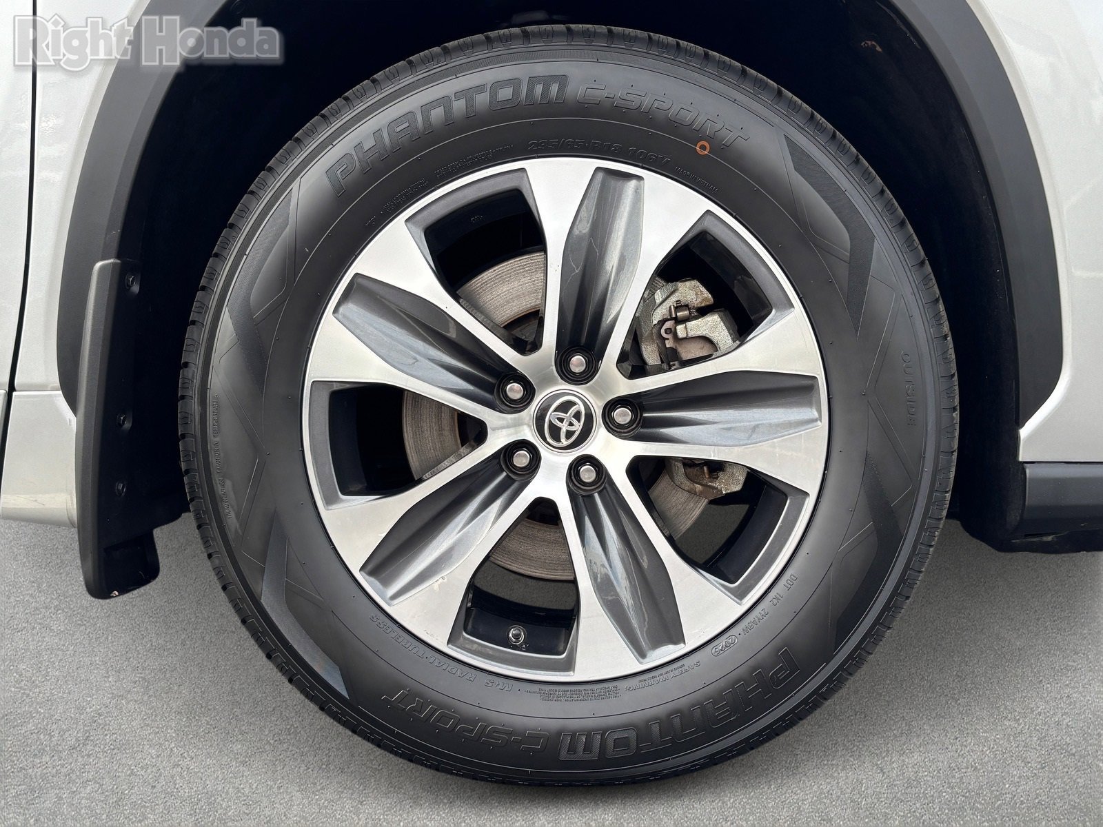 Used 2024 Toyota Highlander XLE image 9