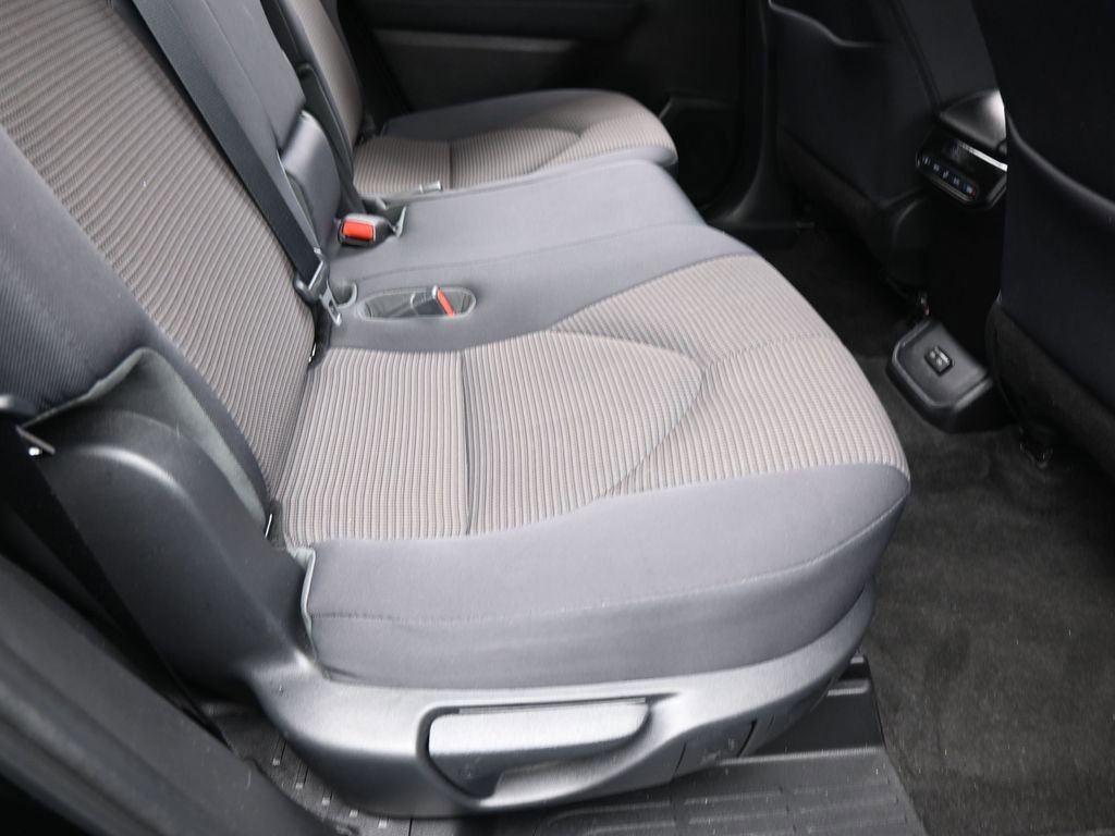 Used 2023 Toyota Highlander L image 35