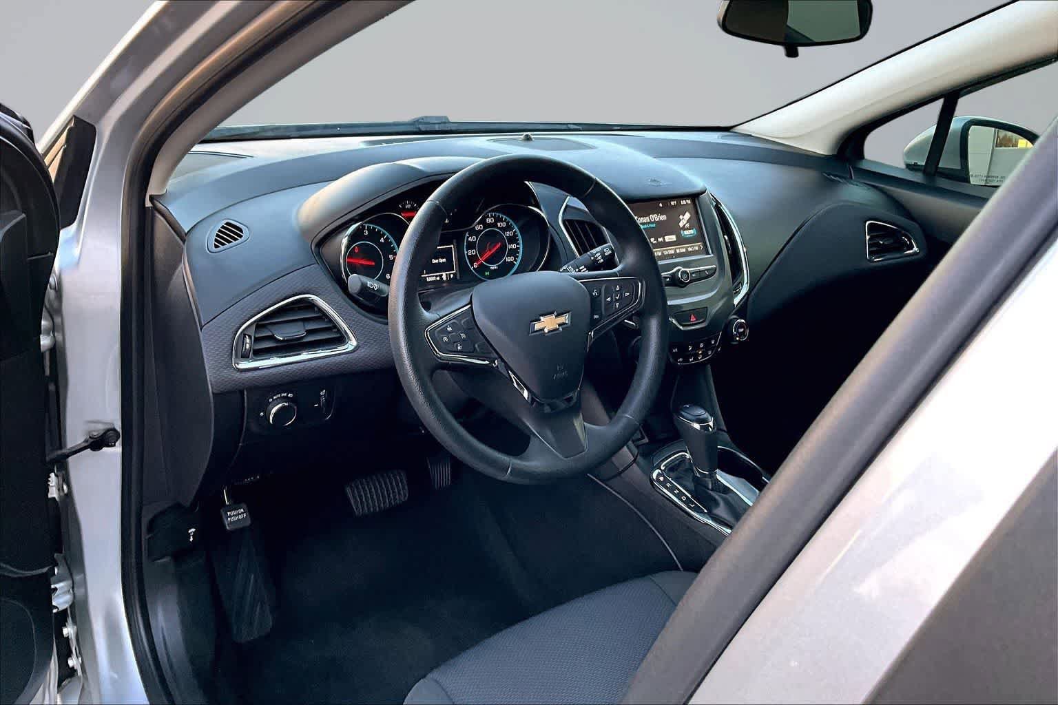 Used 2018 Chevrolet Cruze LT FWD image 2