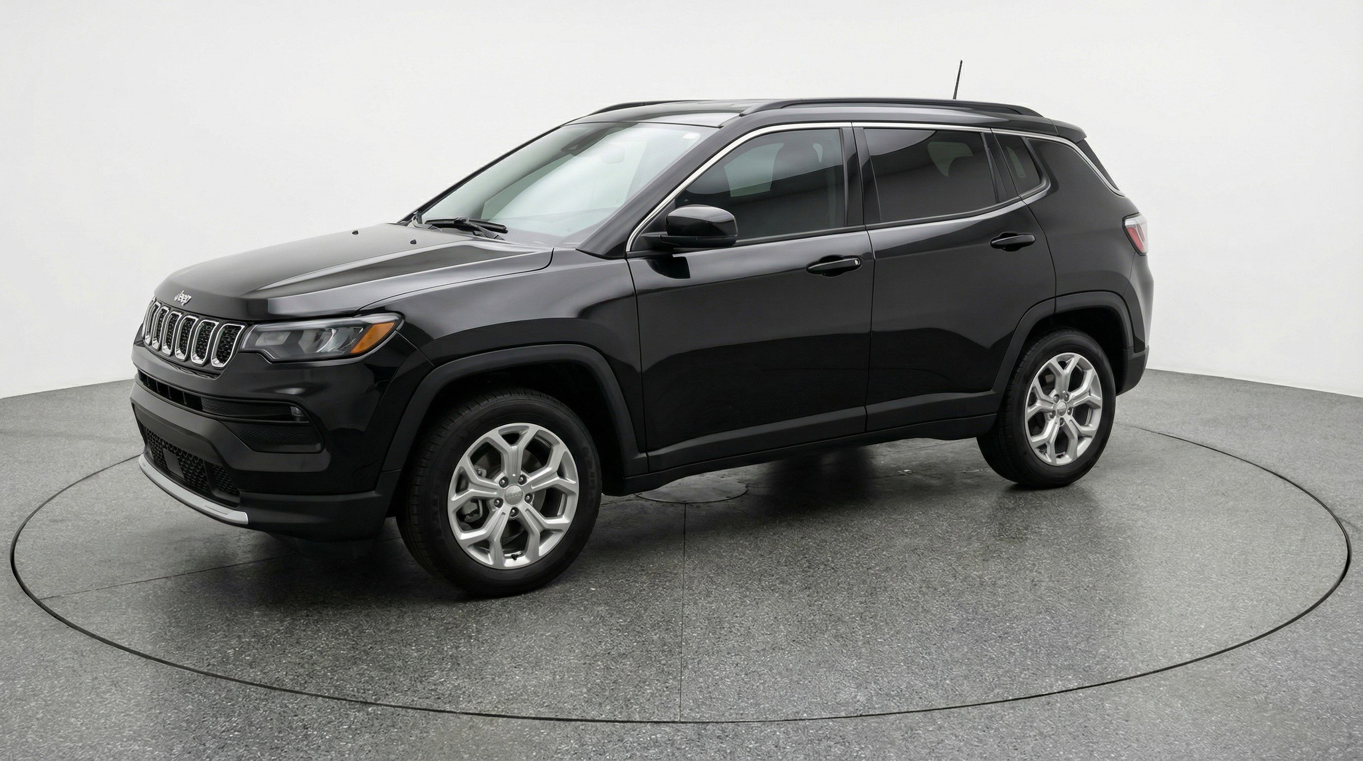 Used 2025 Jeep Compass Latitude image 3