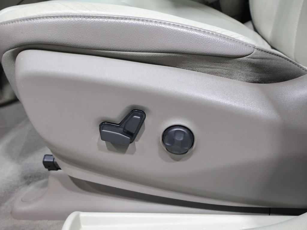 Used 2018 Chrysler Pacifica Touring-L Plus FWD image 12