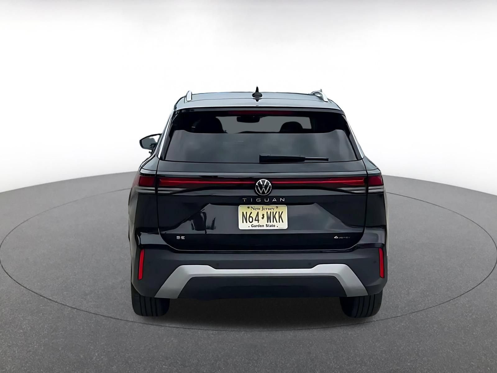 Used 2026 Volkswagen Tiguan SE AWD/4WD image 12