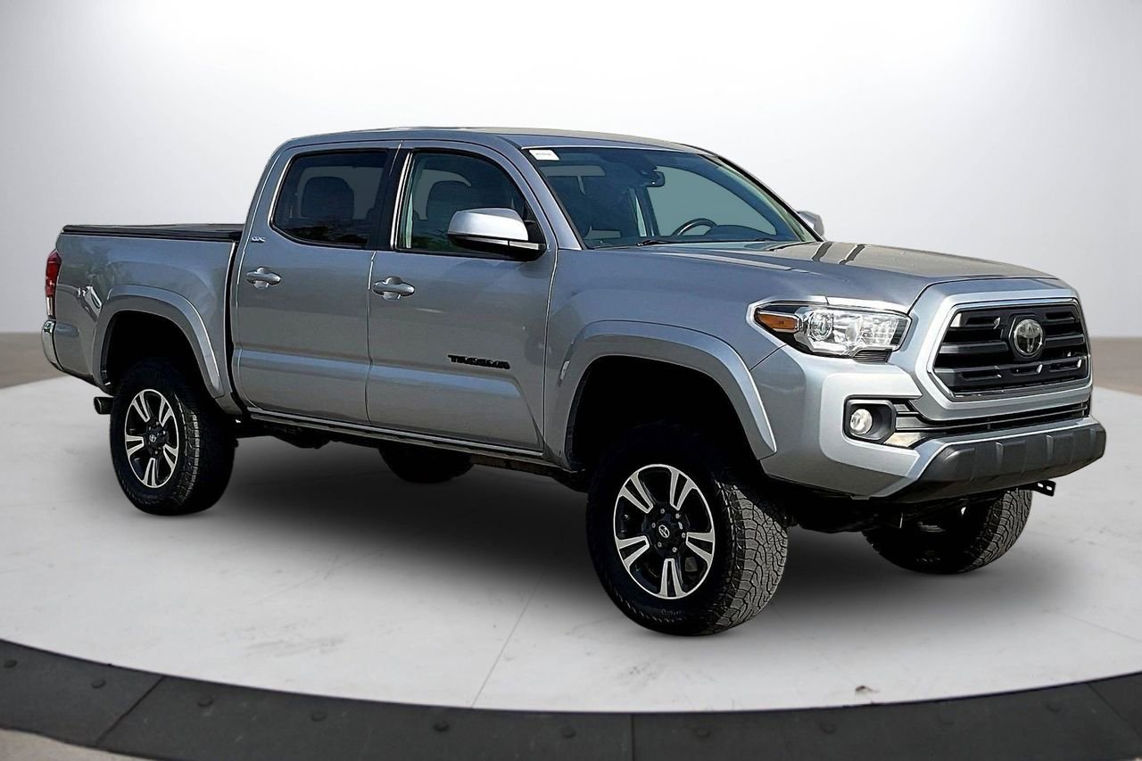 Used 2018 Toyota Tacoma SR5 AWD/4WD image 2