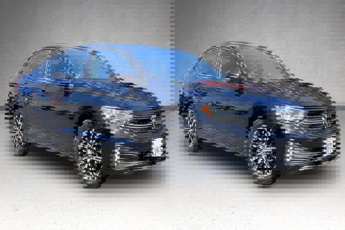 Used 2023 Volkswagen Jetta Sport image 2