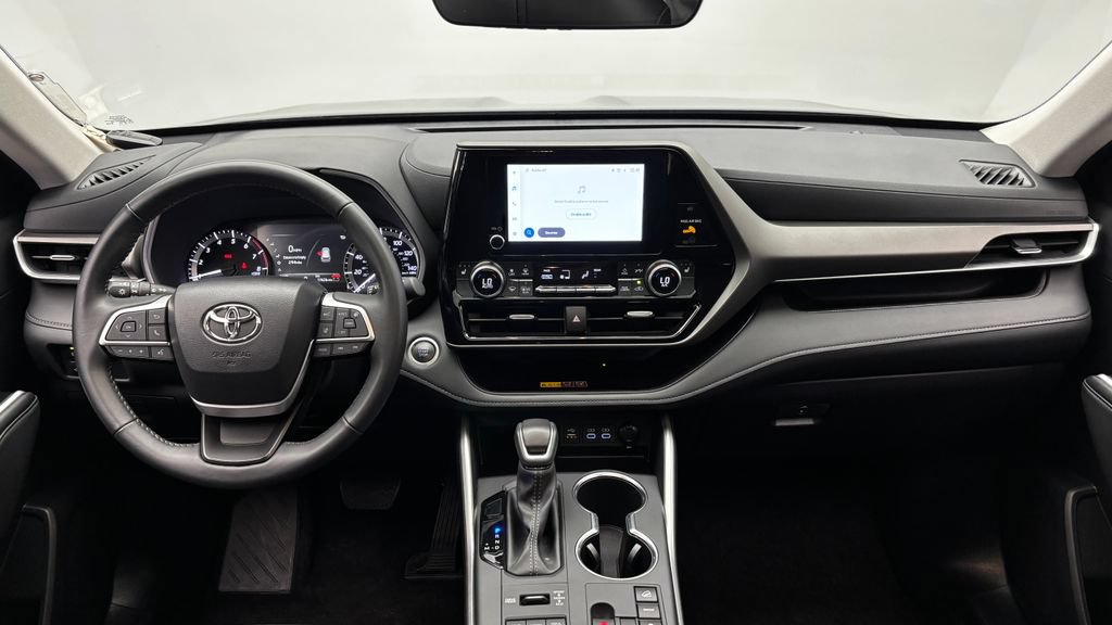 Used 2025 Toyota Highlander XLE AWD/4WD image 30