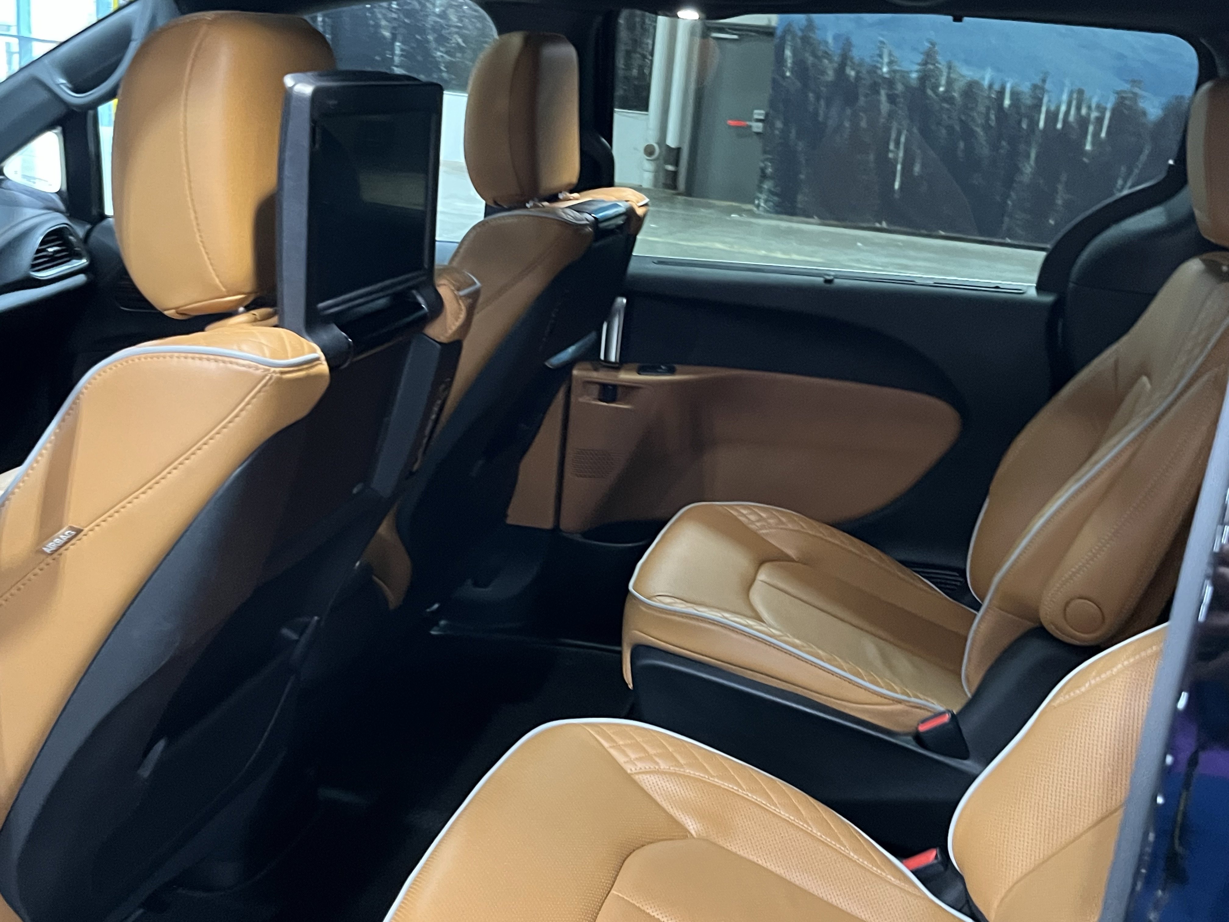 Used 2023 Chrysler Pacifica Pinnacle image 15