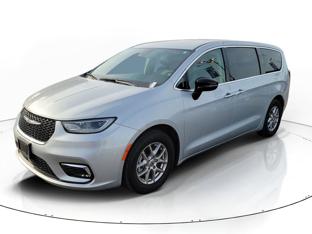 Used 2024 Chrysler Pacifica Touring-L image 2