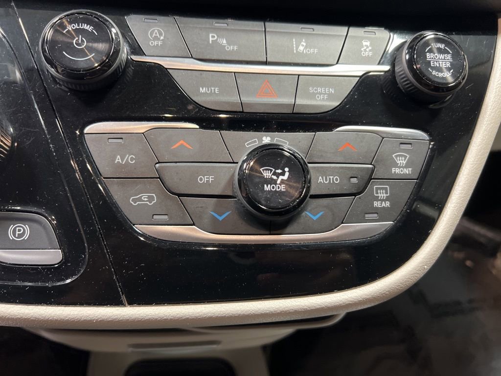 Used 2023 Chrysler Pacifica Touring-L image 28