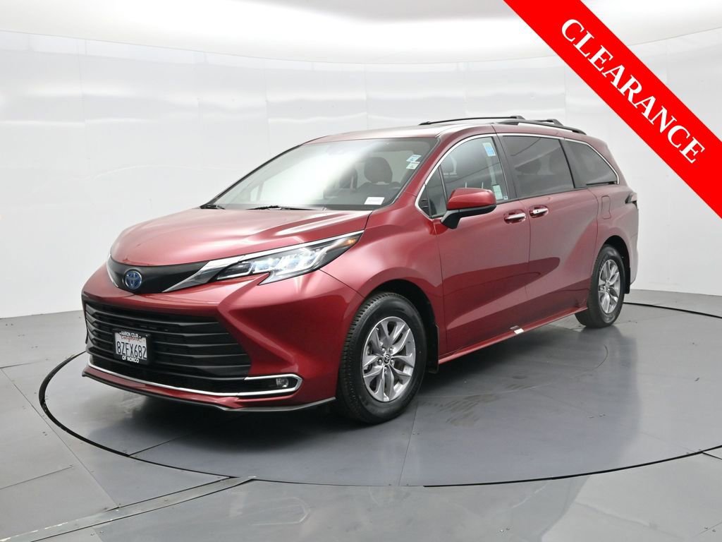 Used 2022 Toyota Sienna XLE image 2