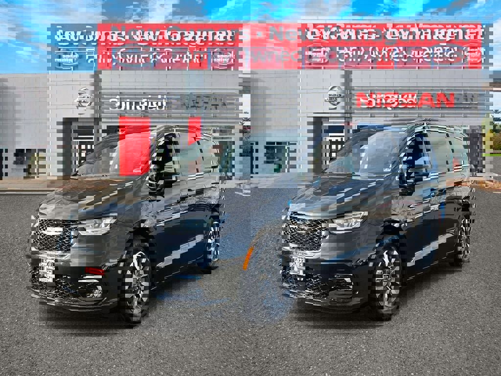 Used 2023 Chrysler Pacifica Touring-L image 2