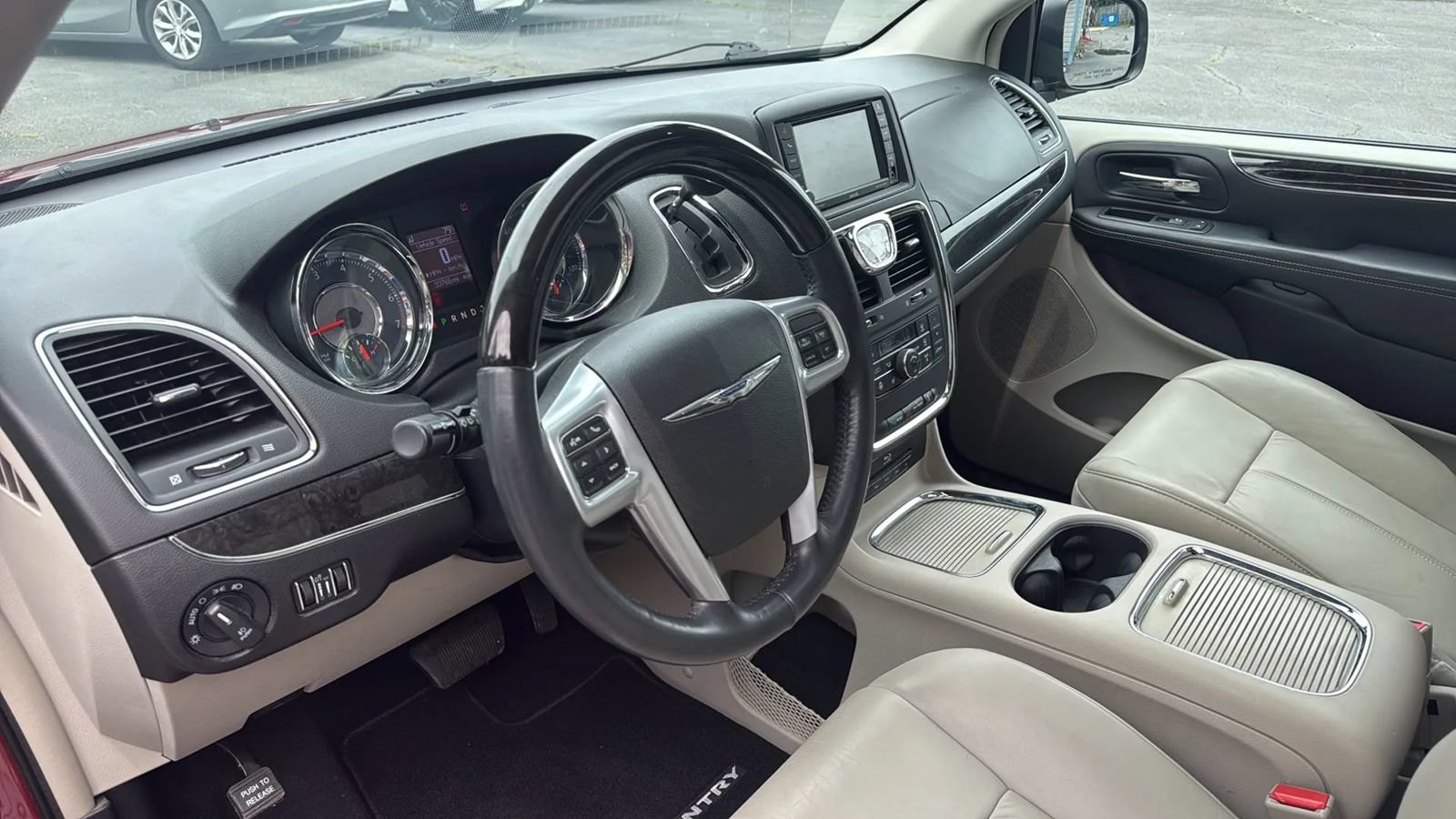 Used 2014 Chrysler Town & Country Limited w/ Luxury Group FWD image 9