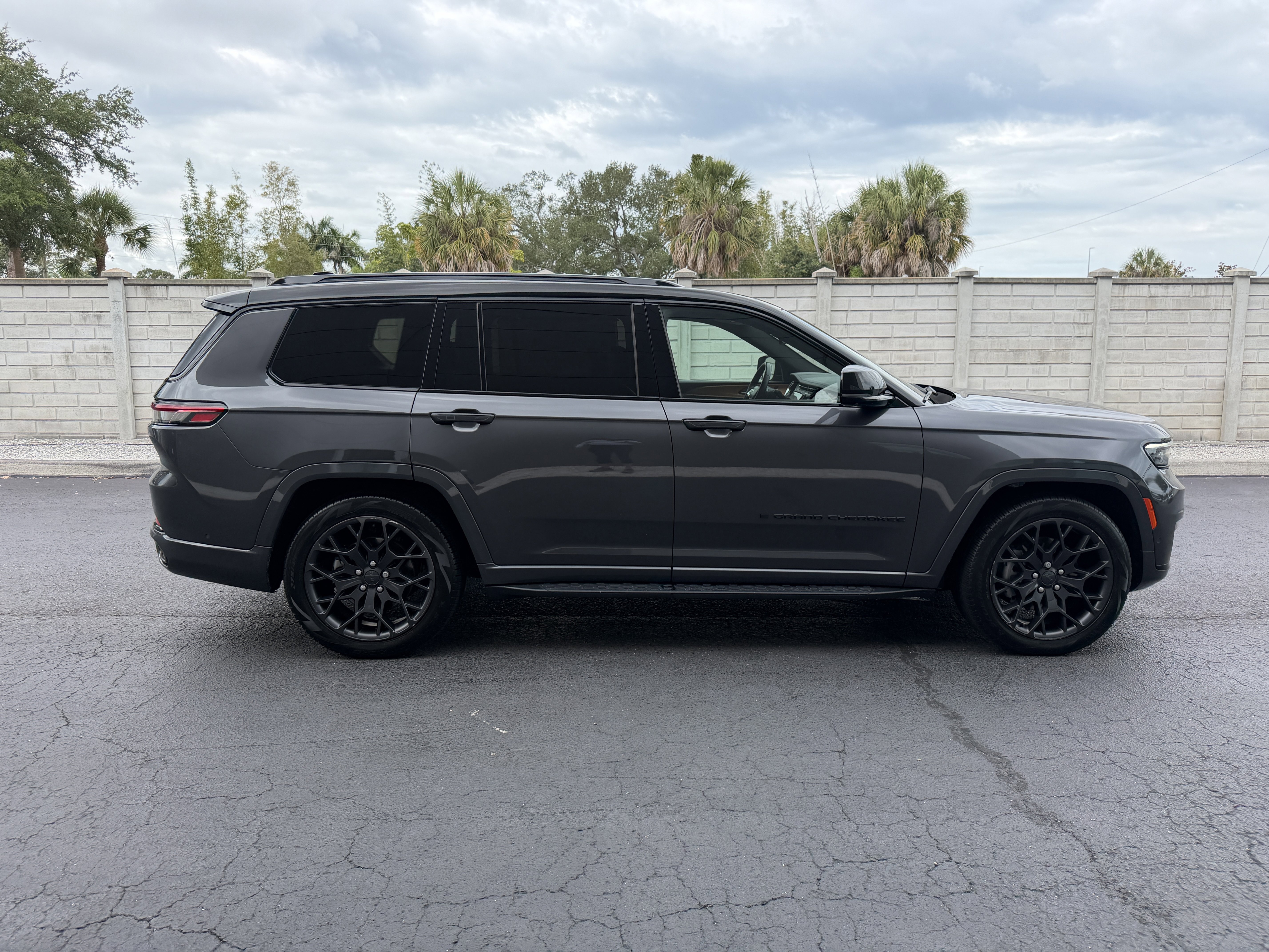 Used 2023 Jeep Grand Cherokee L Summit AWD/4WD image 7