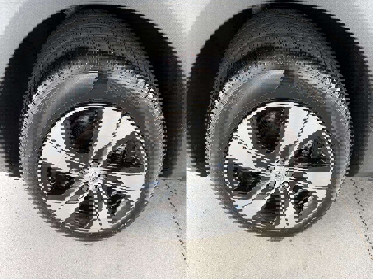 Used 2024 Volvo V60 B5 Cross Country Plus image 44