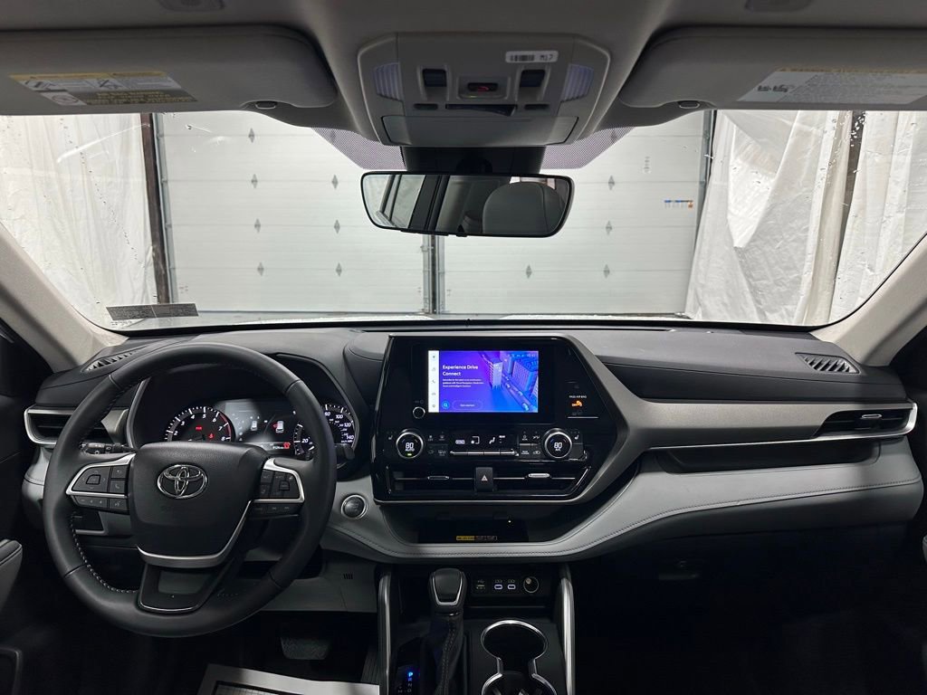 Used 2025 Toyota Highlander XLE image 43