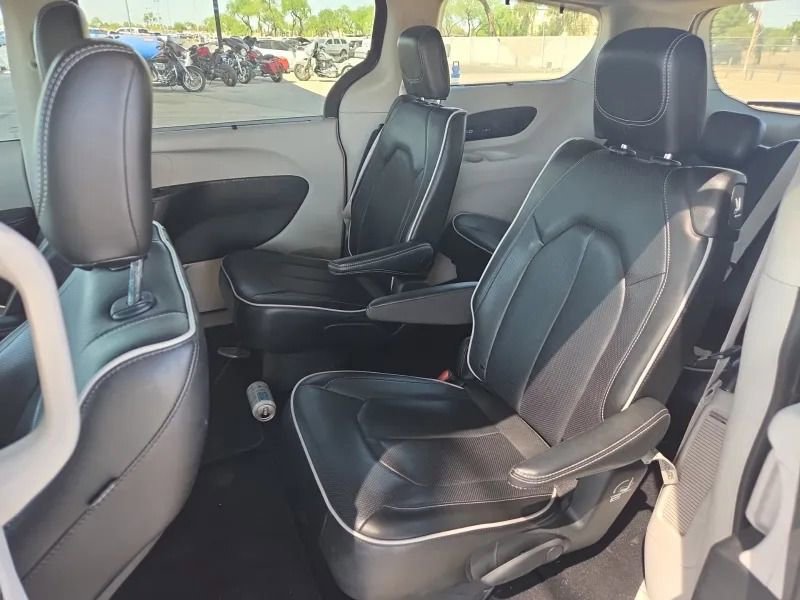Used 2022 Chrysler Pacifica Limited AWD/4WD image 8
