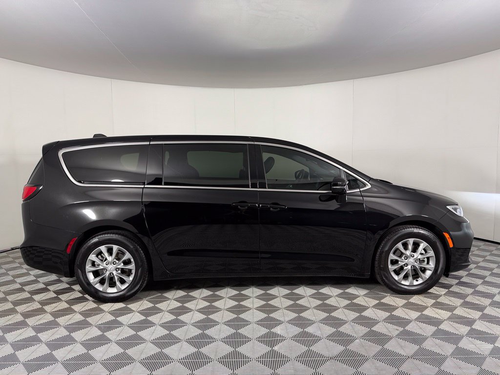 Used 2026 Chrysler Pacifica Limited FWD image 9