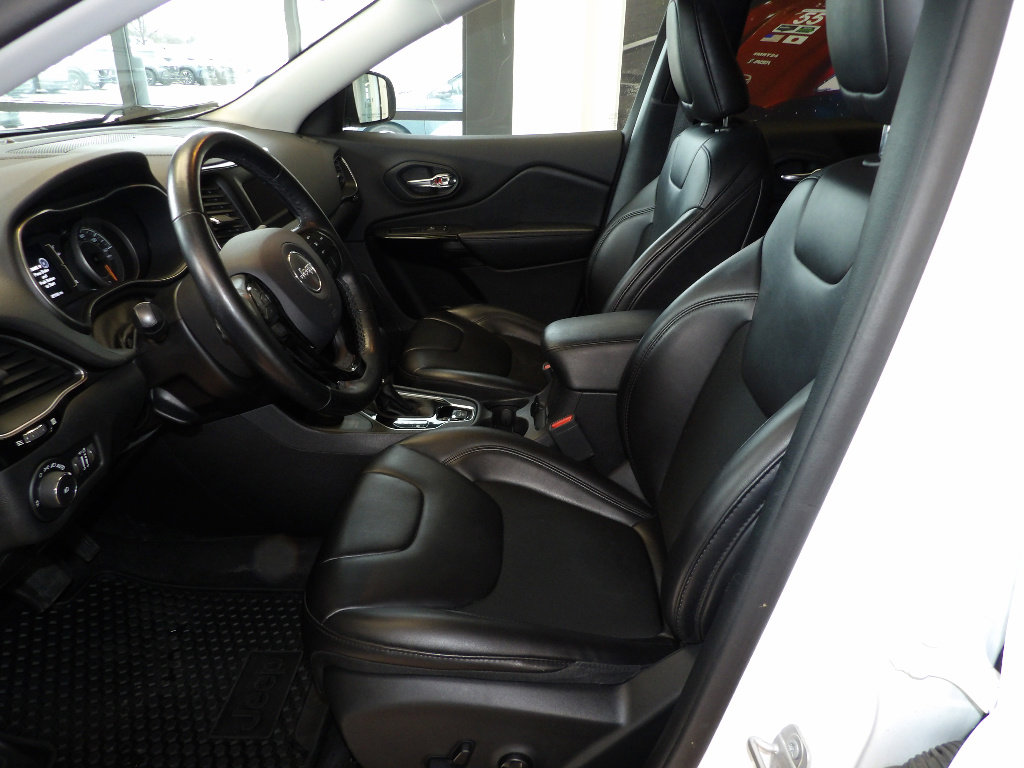 Used 2020 Jeep Cherokee Latitude Plus image 25