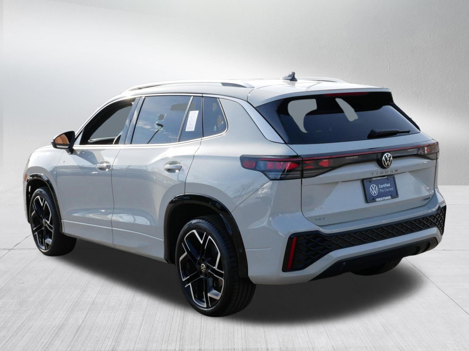 Certified 2025 Volkswagen Tiguan SEL R-Line image 5